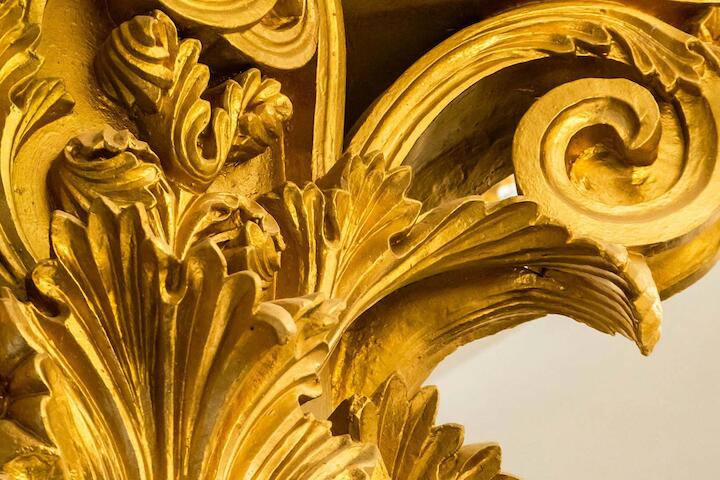 Ausschnitt eines goldenen verziertenEinrichtungselement im Rokoko-Stil Ausschnitt eines goldenen verziertenEinrichtungselement im Rokoko-Stil